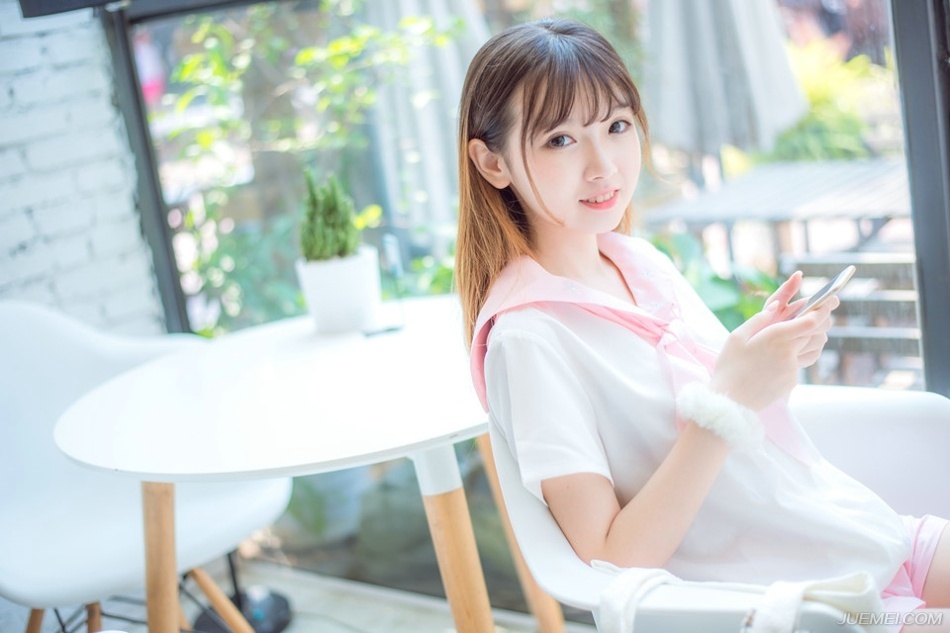 大乔面色立时变得惨白，连忙看向小乔怒斥道：“妹妹在胡说什么？军国大事，妇道人家不得掺和。”